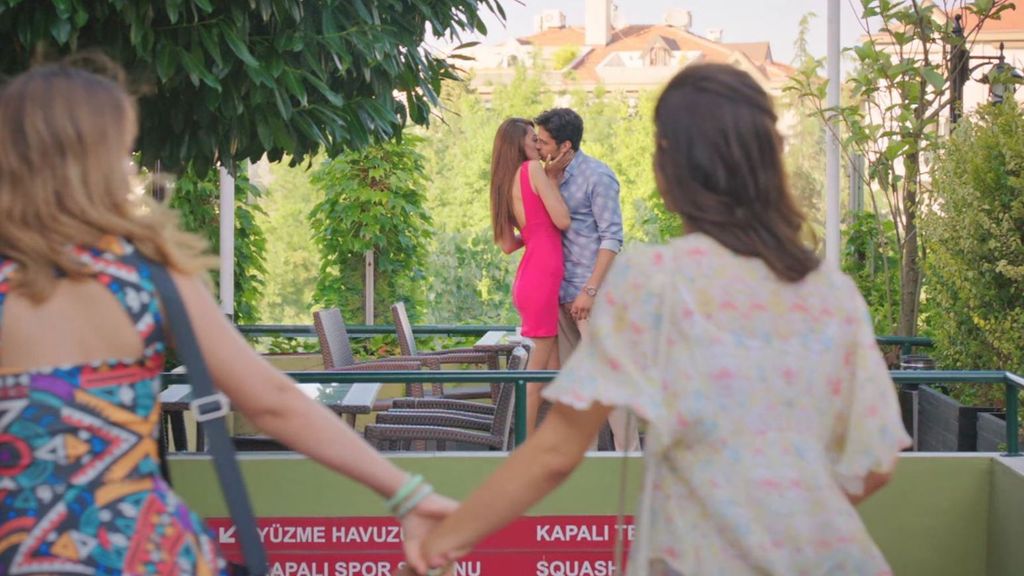 Asli pilla a Volkan besándose con Deniz