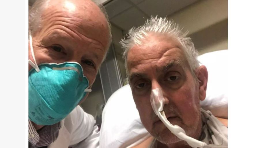 David Bennett, junto a uno de los doctores que le trasplantaron el corazón de cerdo