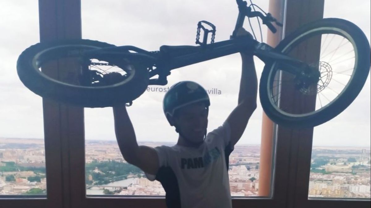 El ciclista andaluz Pablo Adame bate un récord mundial subiendo cuatro veces la Torre Sevilla en bicicleta