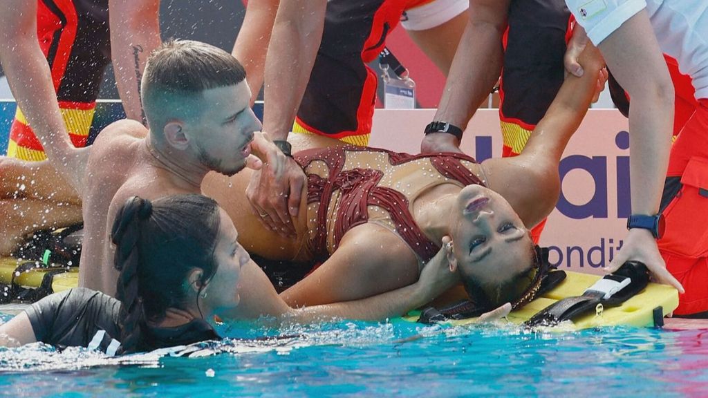 El momento agónico en que rescatan a la nadadora Anita Álvarez tras desvanecerse en la piscina (Junio 2022)