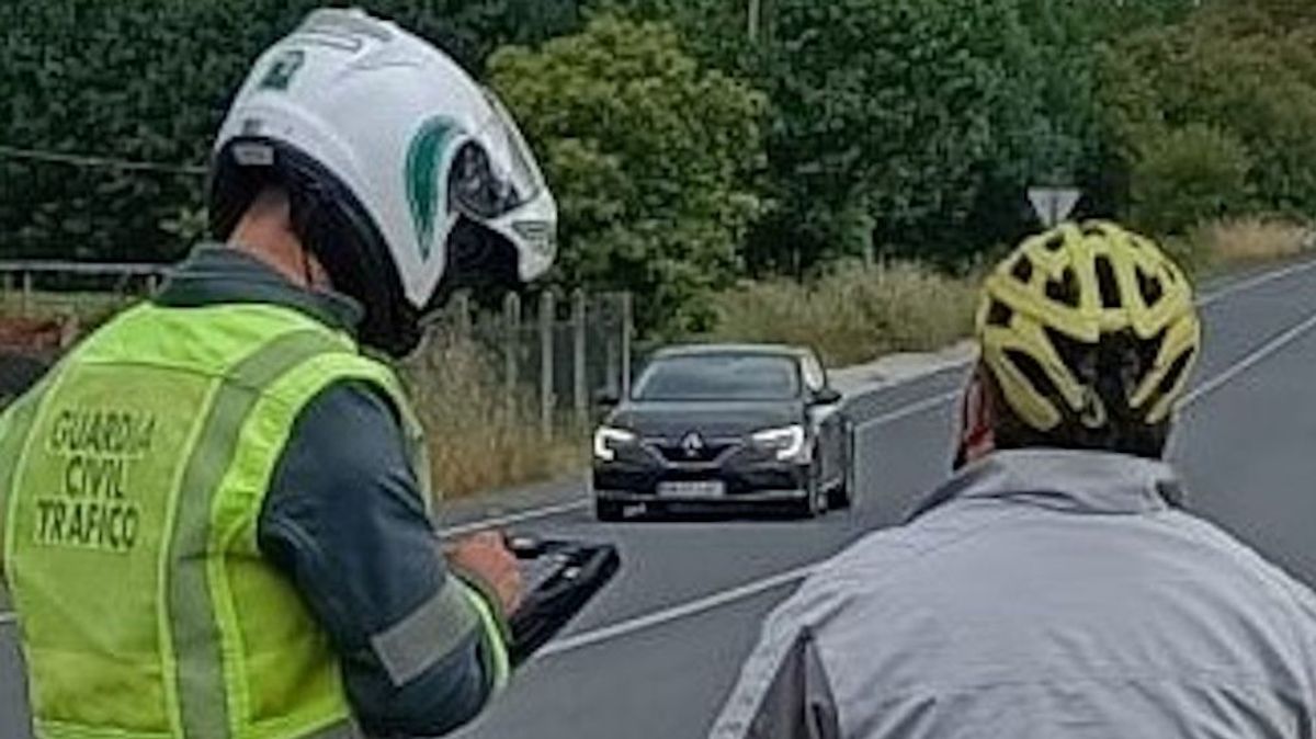 El motorista con un agente de la Guardia Civil. El motorista con un agente de la Guardia Civil.