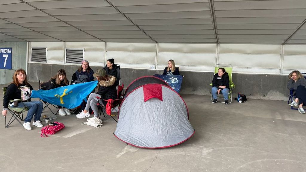 Fans para ver a Alejandro Sanz en la entrada del Coliseum de A Coruña.