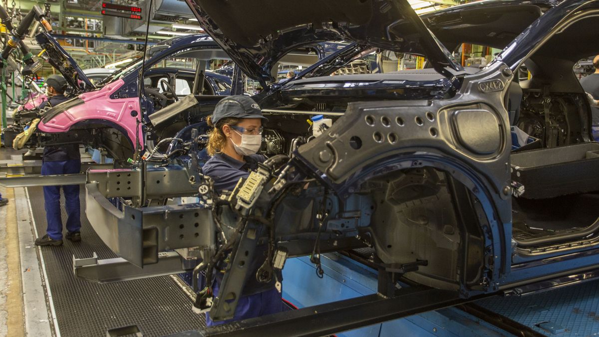 Ford Almussafes reduce días del ERTE en operaciones de vehículos y motores tras asumir los coches eléctricos