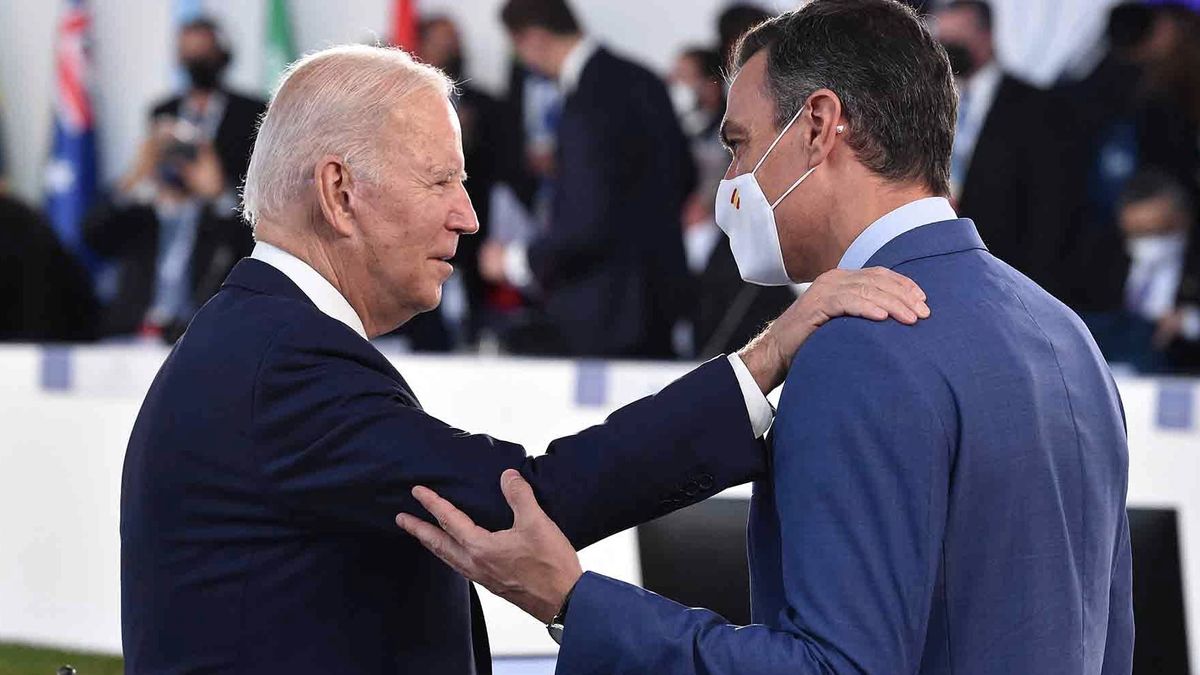 Joe Biden y Pedro Sánchez en un breve encuentro que mantuvieron durante la reunión del G20 en Roma en 2021.