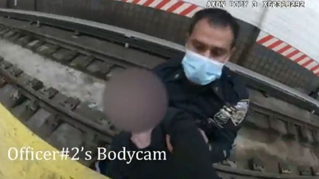 Así salvan a una mujer que cayó a las vías del metro de Nueva York