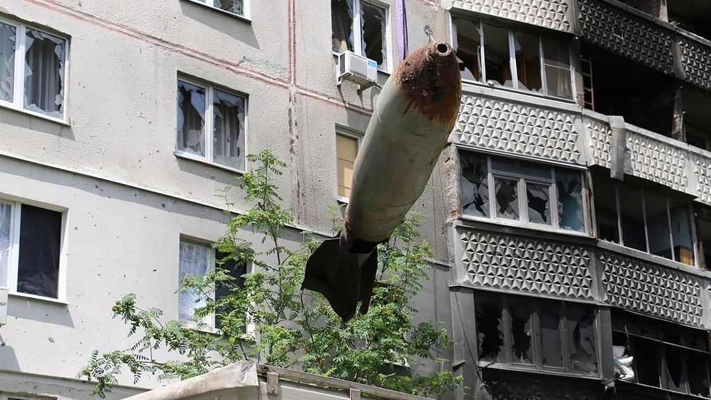 Una bomba rusa FAB500 que no explotó al impactar contra un edificio en Kharkiv, Ucrania