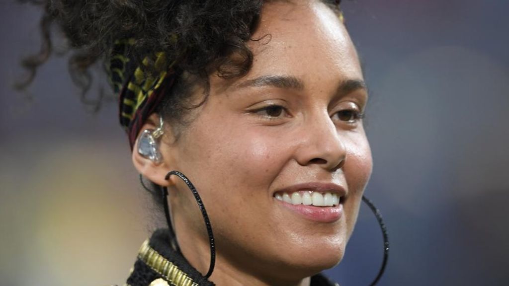 Alicia Keys se muestra sin maquillaje.