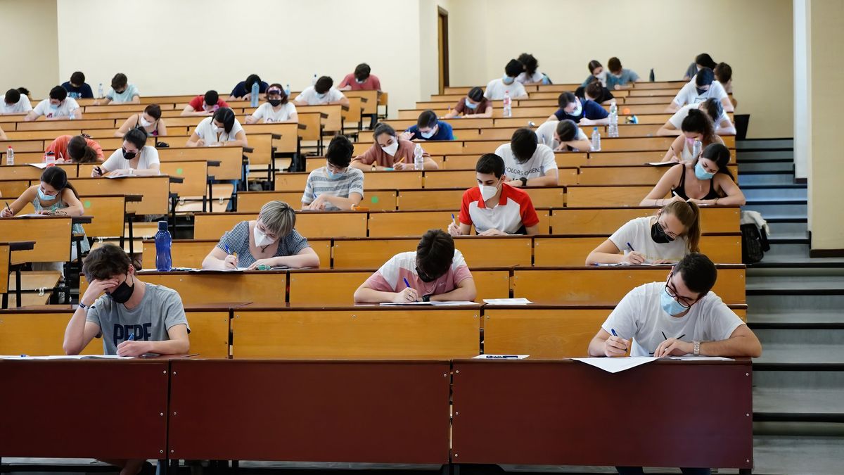 Alumnos enfrentándose a los exámenes de Selectividad