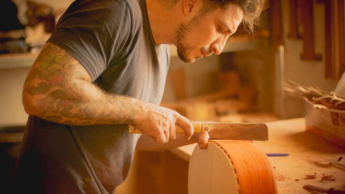 Guitarra Bross, tres generaciones de artesanos en la fábrica alicantina de guitarras más internacional Guitarra Bross, tres generaciones de artesanos en la fábrica alicantina de guitarras más internacional