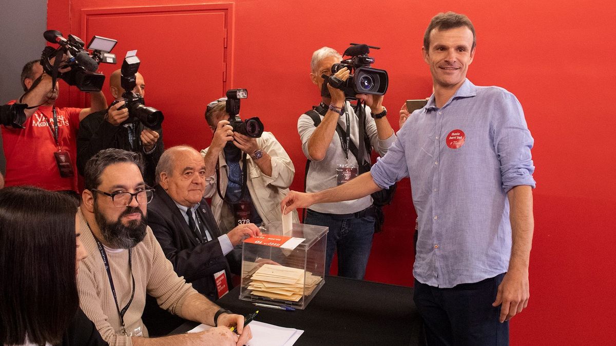Jon Uriarte, depositando su voto en San Mames Jon Uriarte, depositando su voto en San Mames
