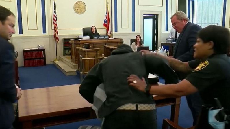 La brutal respuesta de un padre en el juicio por la muerte de su hijo: propina varios puñetazos al asesino del niño