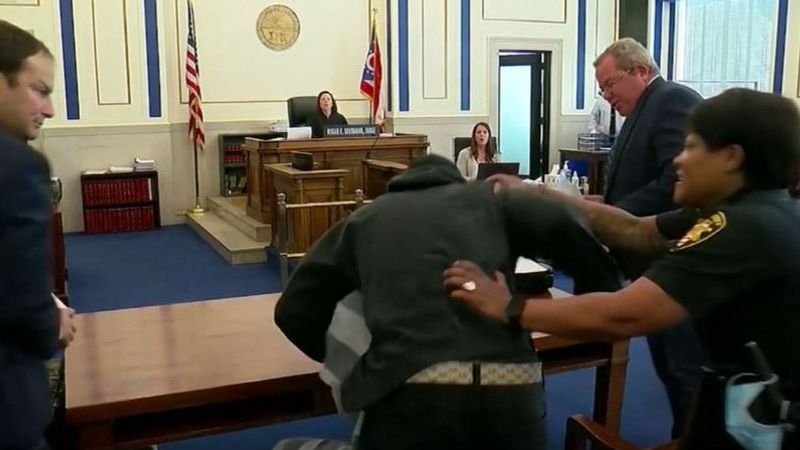 Golpea al hombre acusado de matar a su hijo de 3 años en pleno juicio