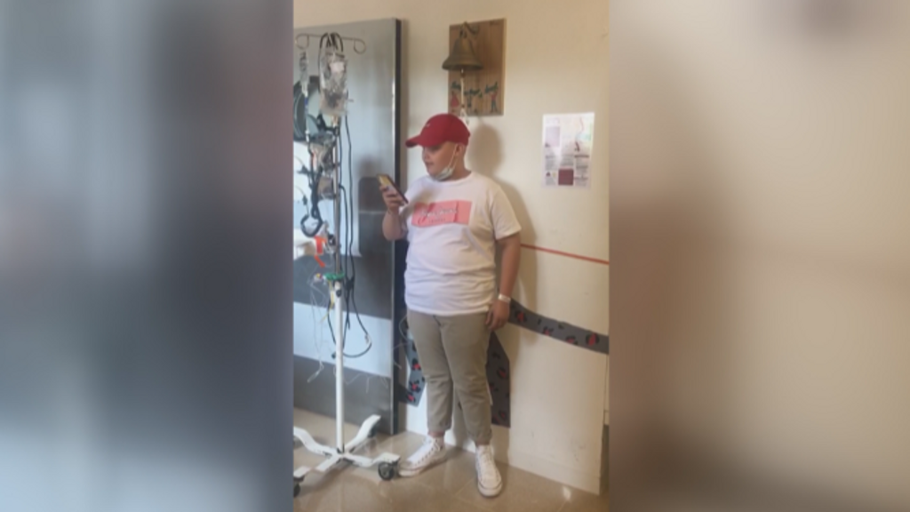 Manuel el niño sevillano que ha emocionado a todos con su toque de campana que pone fin a su cáncer