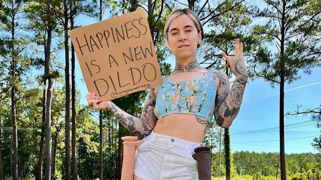 Rebekka Blue, la instagramer que gana un pastizal por vender sus uñas de los pies