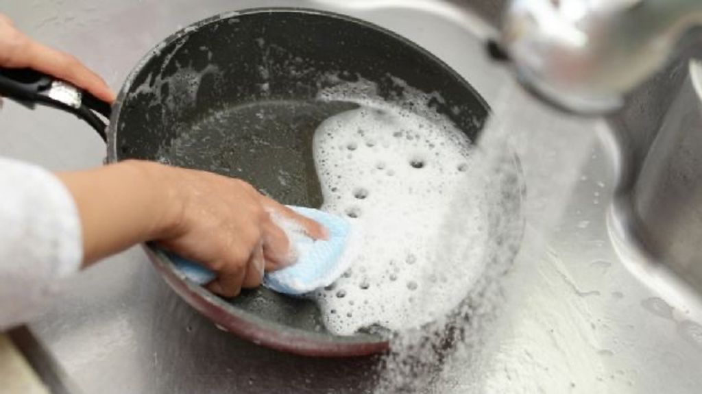 También, podremos limpiar las sartenes con un poco de agua y jabón.