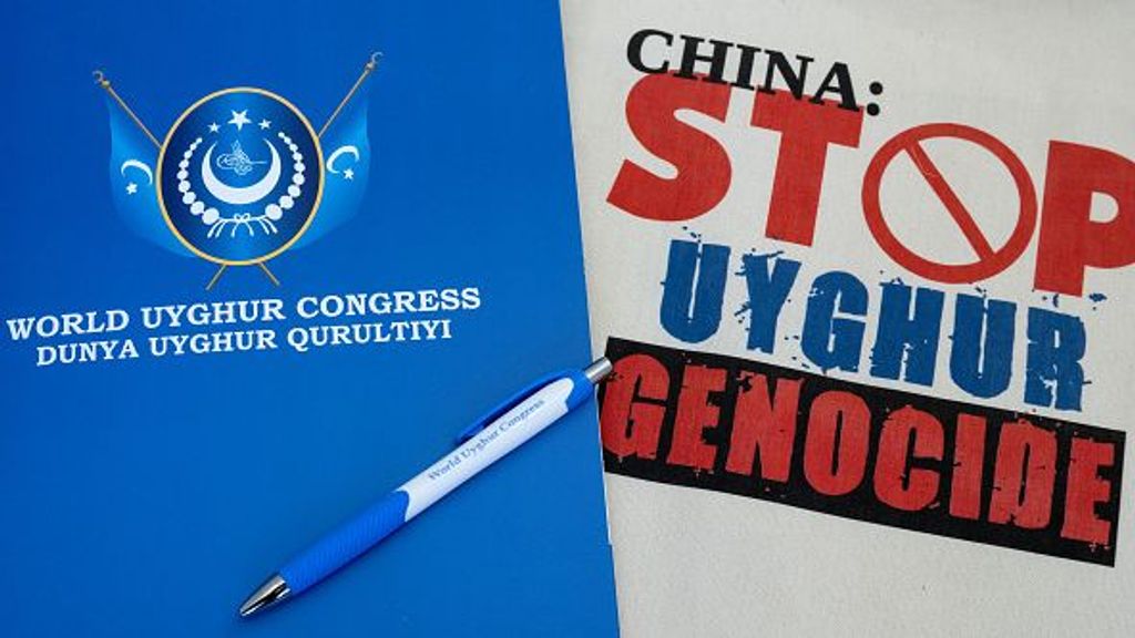 Un folleto del programa con la inscripción "China detenga el genocidio uigur" se encuentran durante la apertura del Congreso Mundial Uigur.