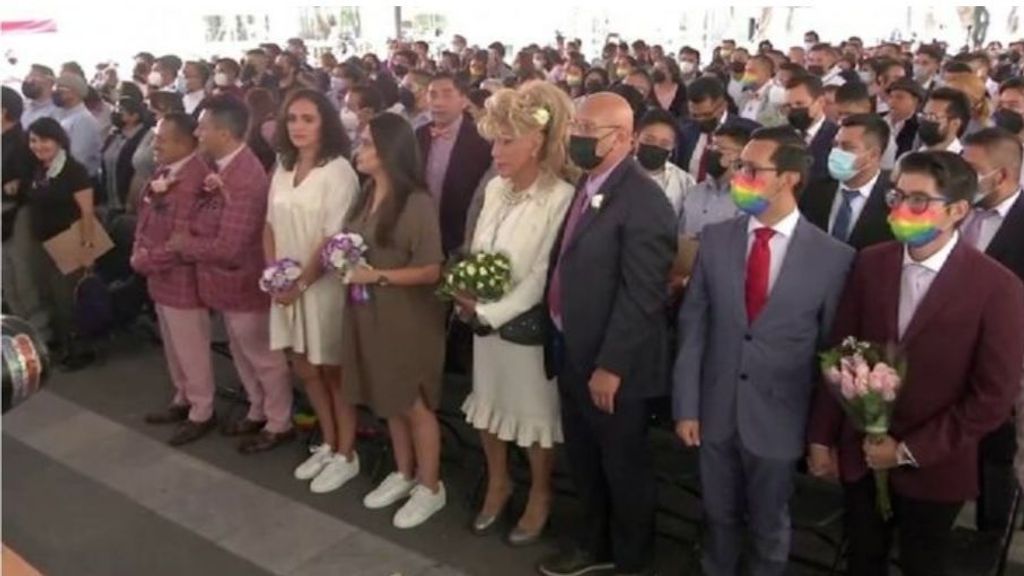 Decenas de parejas LGTBi se casan en una boda masiva en Ciudad de México