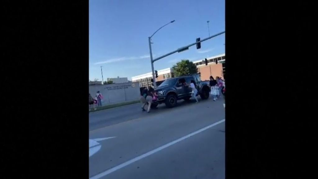 El conductor de una camioneta arrolla a unos manifestantes proaborto en Iowa, EEUU