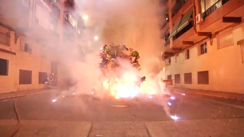 El fuego consume las hogueras de Alicante en una noche muy especial