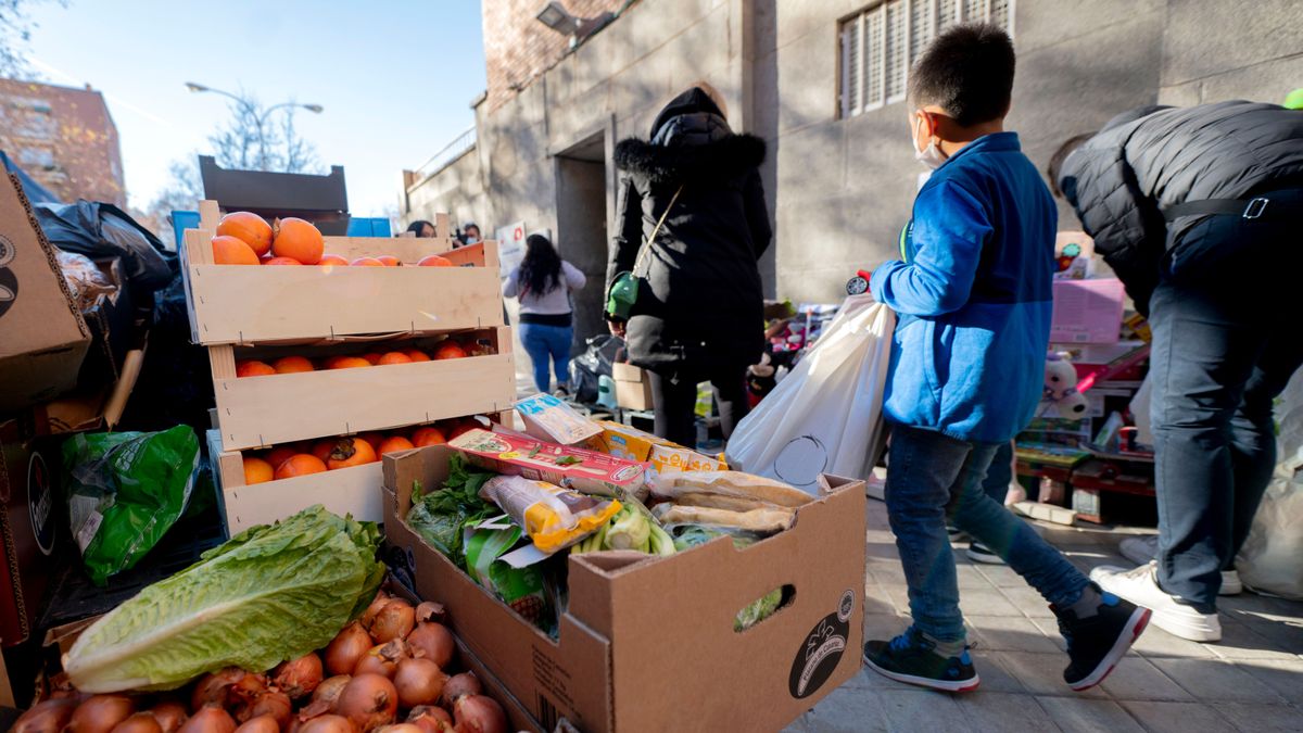 EuropaPress 4180509 personas riesgo exclusion acuden recoger alimentos plaza san amaro enero EuropaPress 4180509 personas riesgo exclusion acuden recoger alimentos plaza san amaro enero