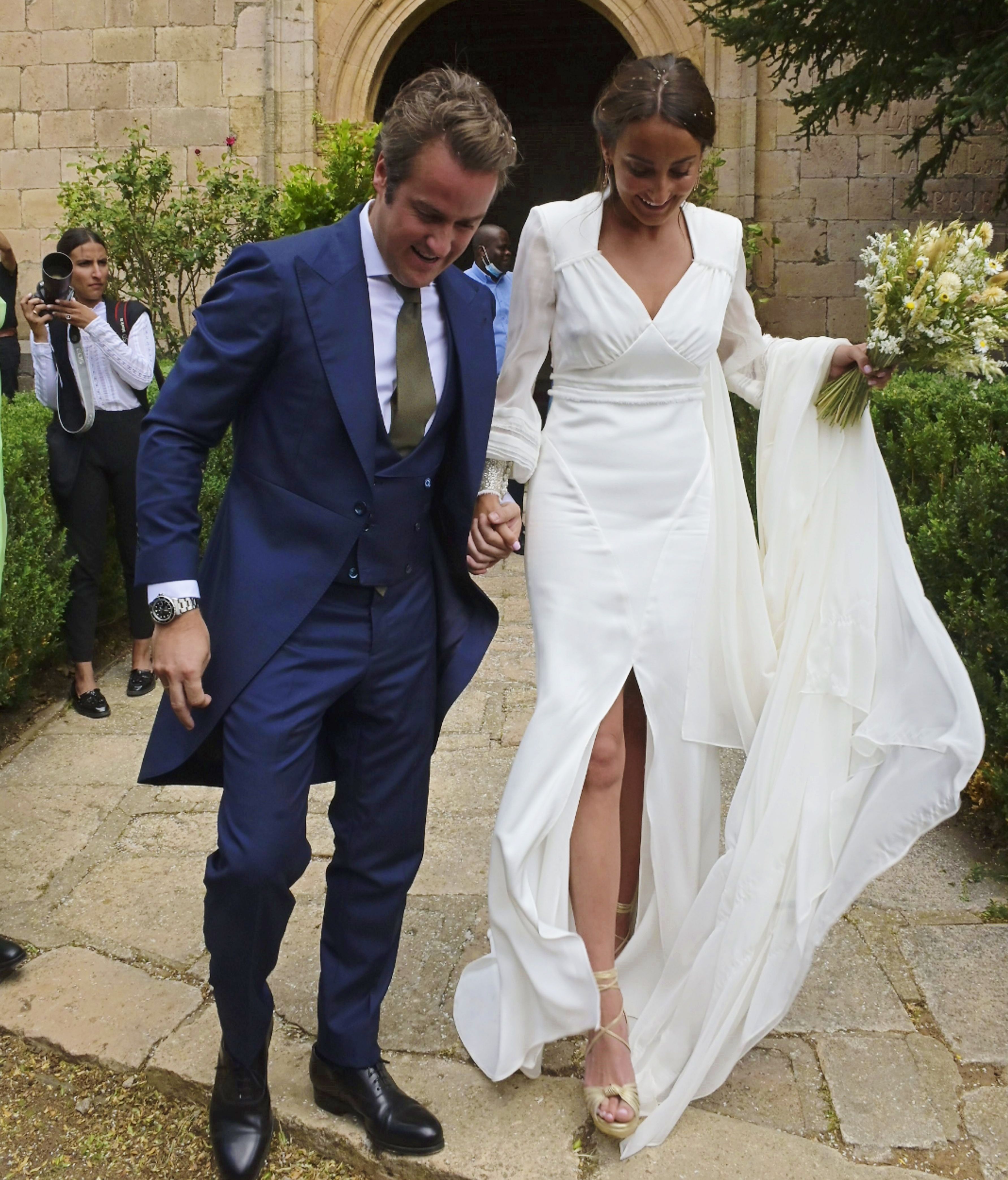 Lucía y Álvaro, saliendo de la iglesia