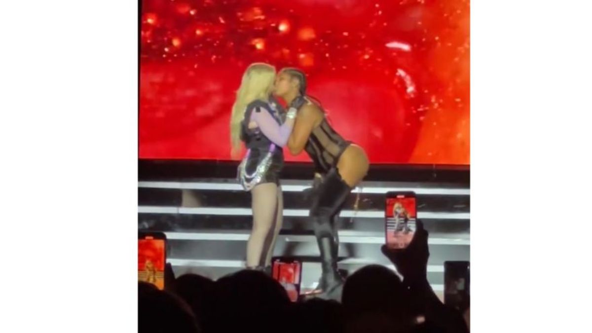 Madonna protagoniza un ardiente beso con Tokischa