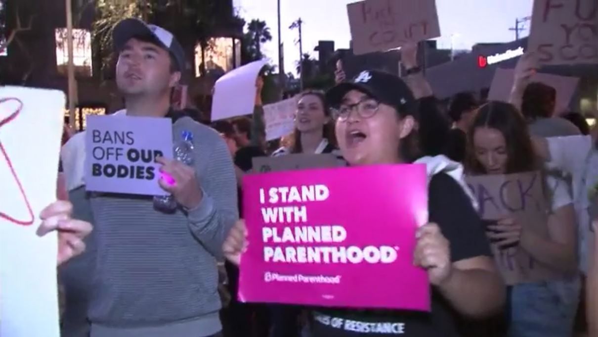 Miles de personas protestan en EEUU contra la derogación del derecho al aborto