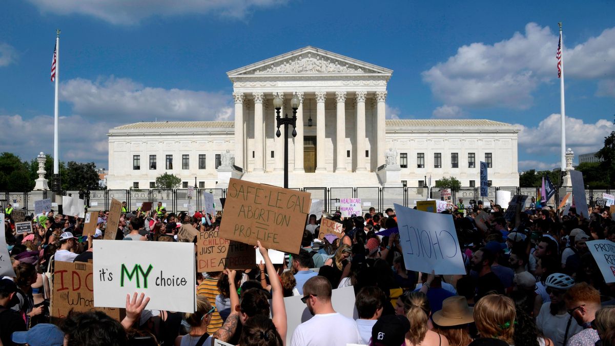 Miles de personas salen a la calle a protestar por la derogación del aborto en EEUU