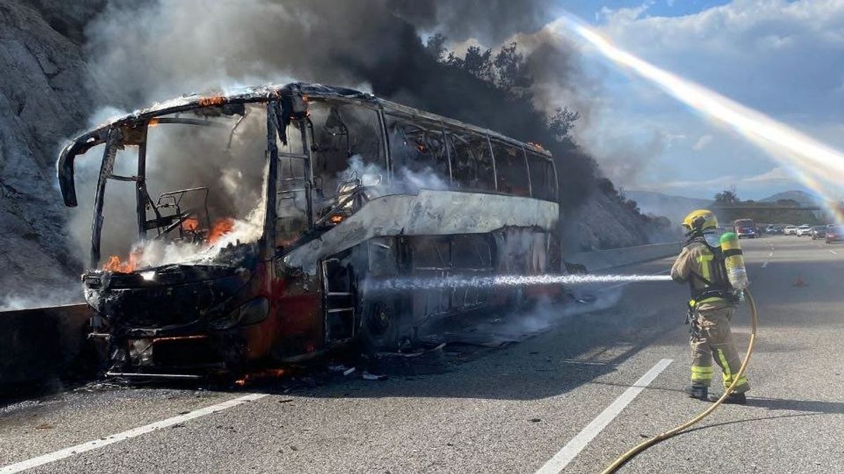 Un autobús provoca un incendio en la Junquera