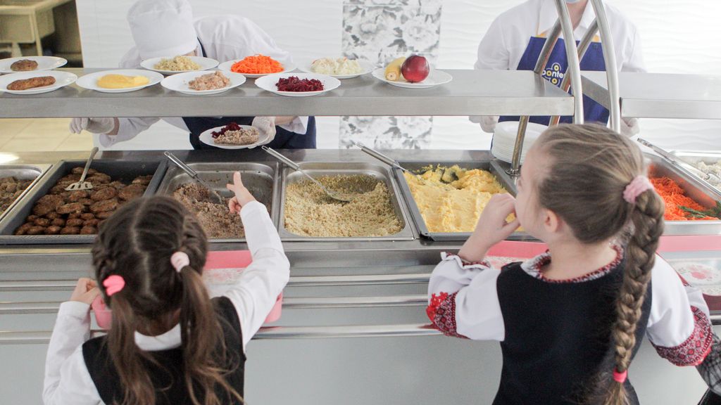 Una familia gallega logra que se considere numerosa en el pago del comedor escolar sin que nazca el tercer hijo