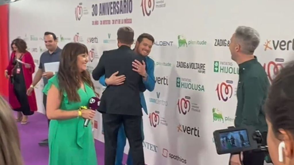 El abrazo de Michal Bublé y Pablo Alborán en Cadena 100