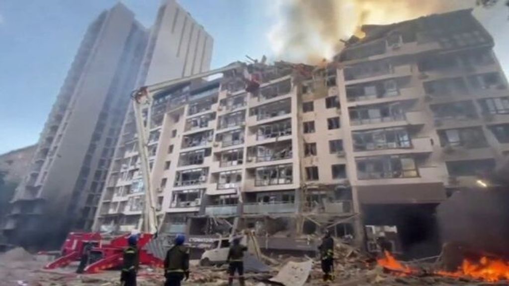 Kiev Ucrania explosiones equipos de rescate ATLVID20220626 0004 3