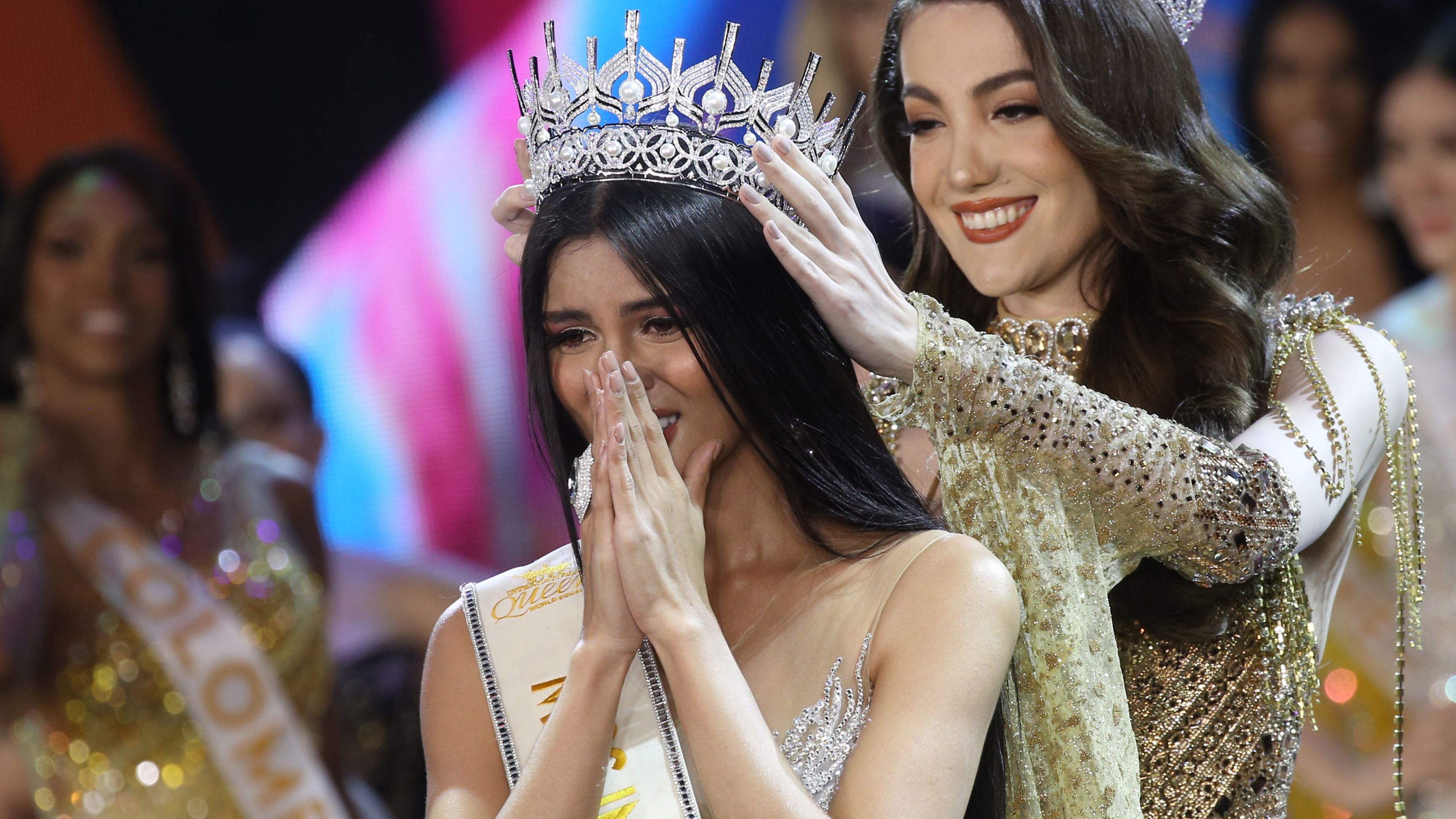 La filipina Anne Ravena se corona Miss International Queen en Tailandia