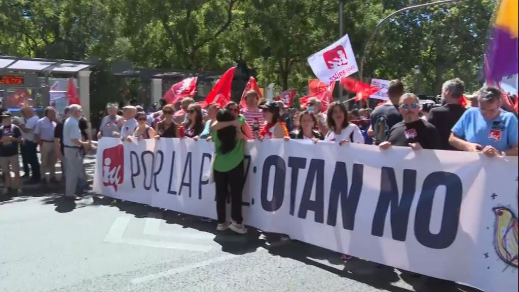 Multitudinaria protesta en Madrid contra la celebración de la cumbre de la OTAN