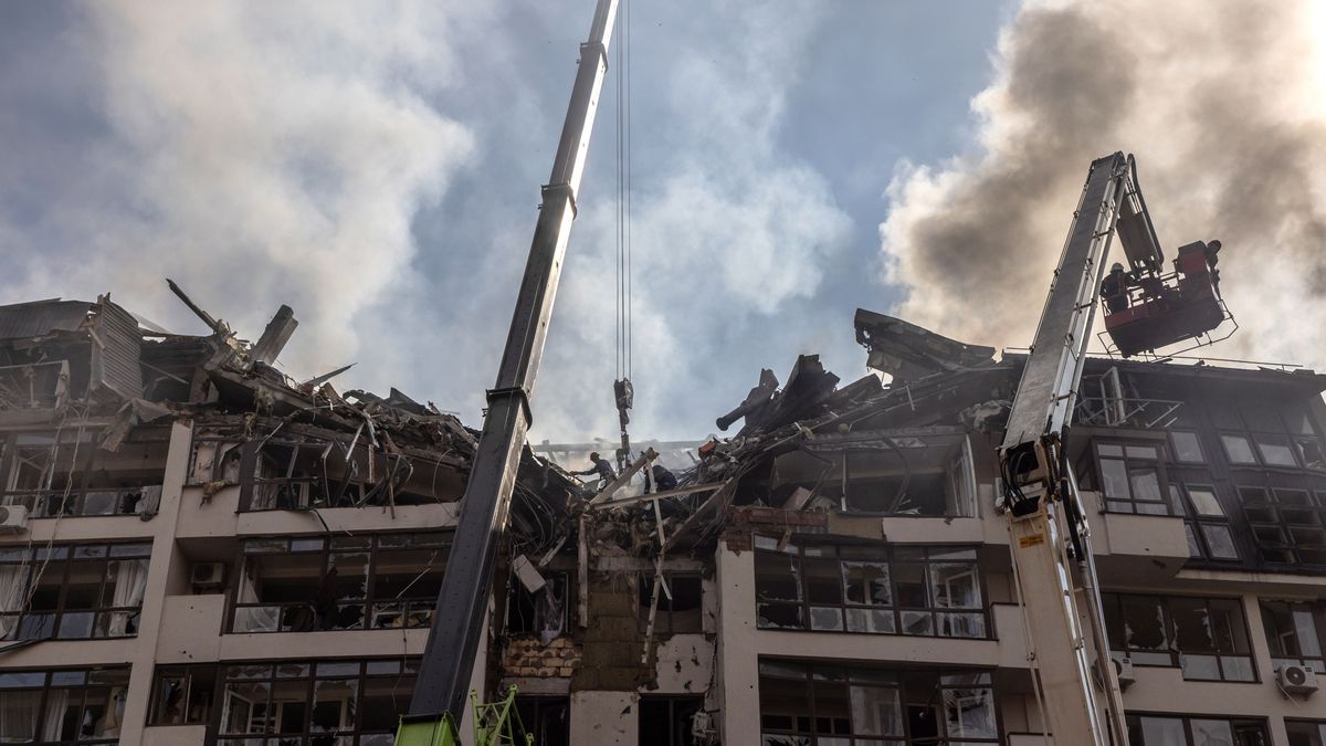 Russian airstrikes hits Kyiv Russian airstrikes hits Kyiv