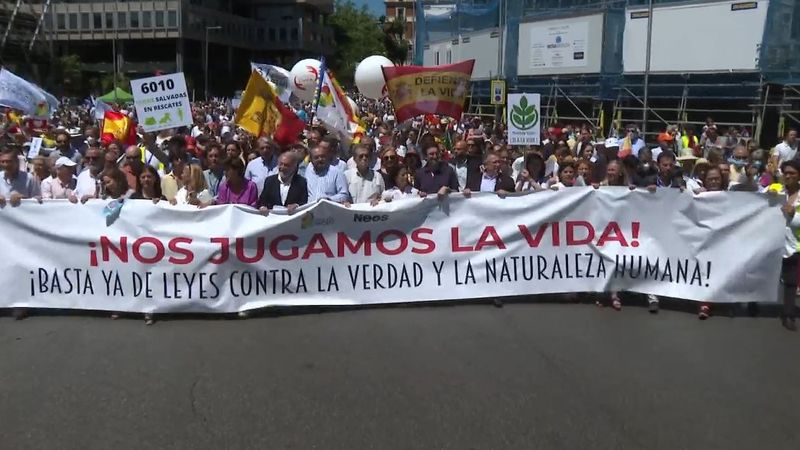 Miles de personas se manifiestan en Madrid contra la ley del aborto