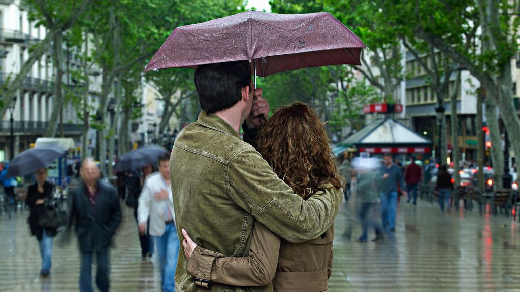Una pareja en un día de lluvia en Las Ramblas de Barcelona