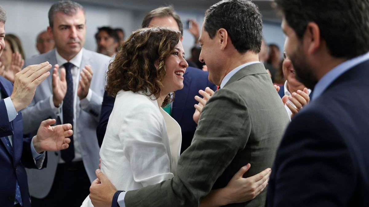 Ayuso y Moreno Bonilla se saludan tras la mayoría absoluta del PP en Andalucía Ayuso y Moreno Bonilla se saludan tras la mayoría absoluta del PP en Andalucía