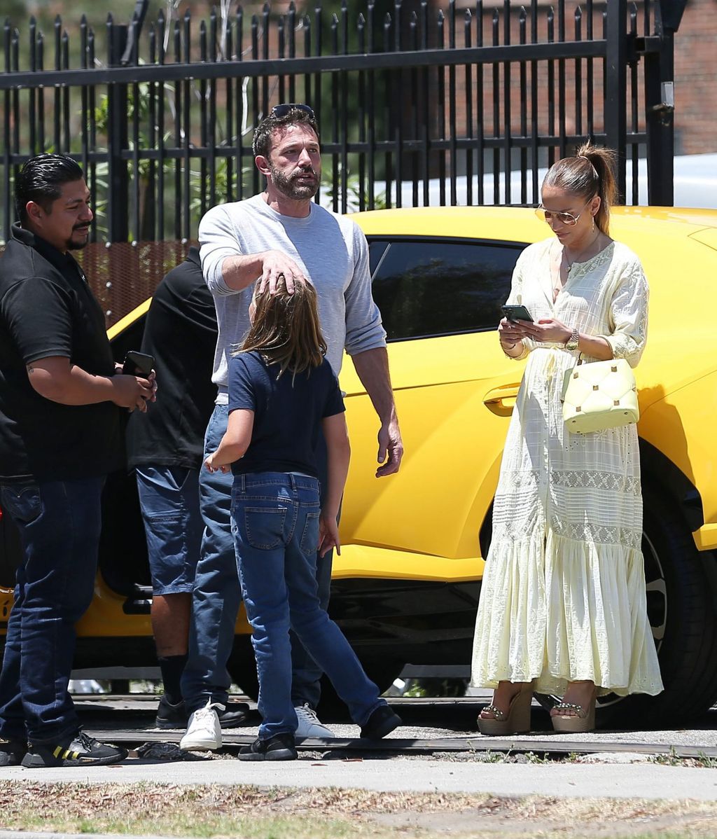 Ben Affleck con su hijo Samuel, y la cantante Jennifer Lopez en el concesionario