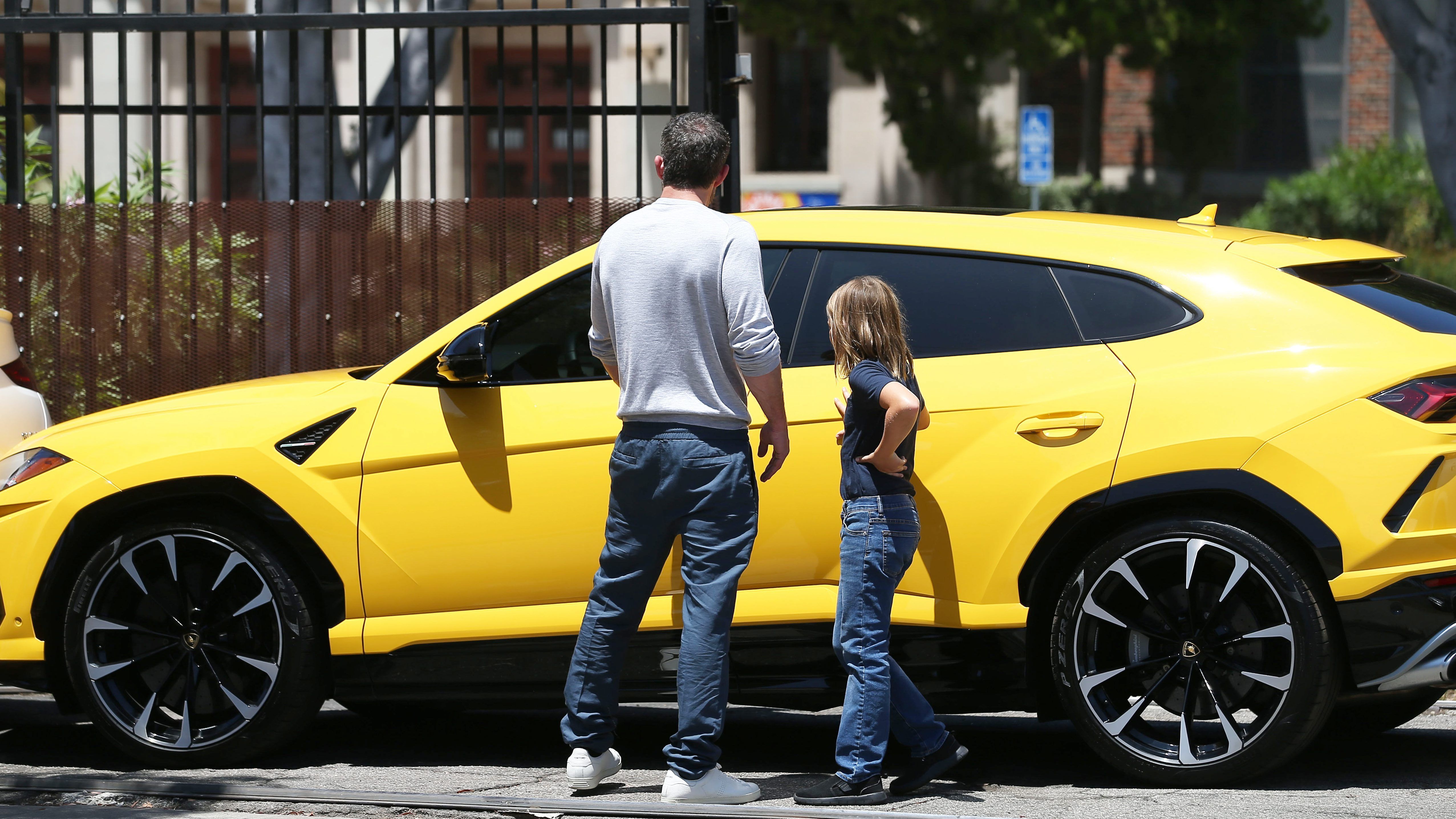 El hijo de Ben Affleck de 10 años choca un Lamborghini: así ha sido su  liada en un concesionario de lujo