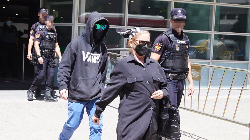 El Cuco y su madre saliendo de los juzgados de Sevilla