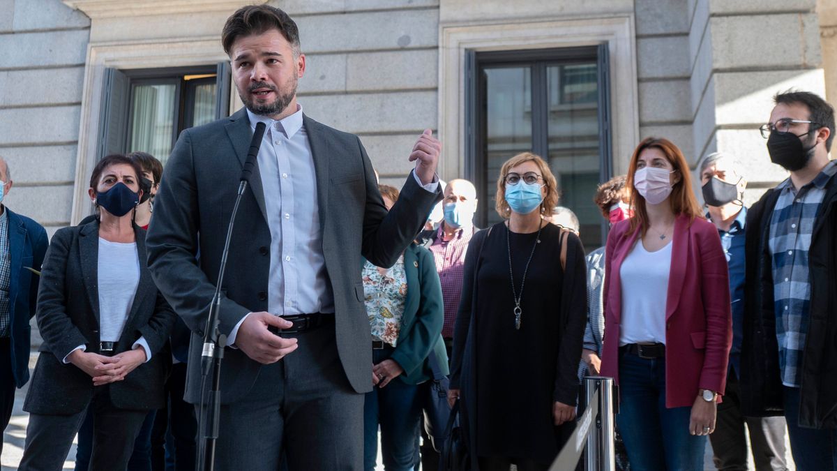 Gabriel Rufián, en el patio del Congreso junto a los representantes de otros partidos independentistas Gabriel Rufián, en el patio del Congreso junto a los representantes de otros partidos independentistas