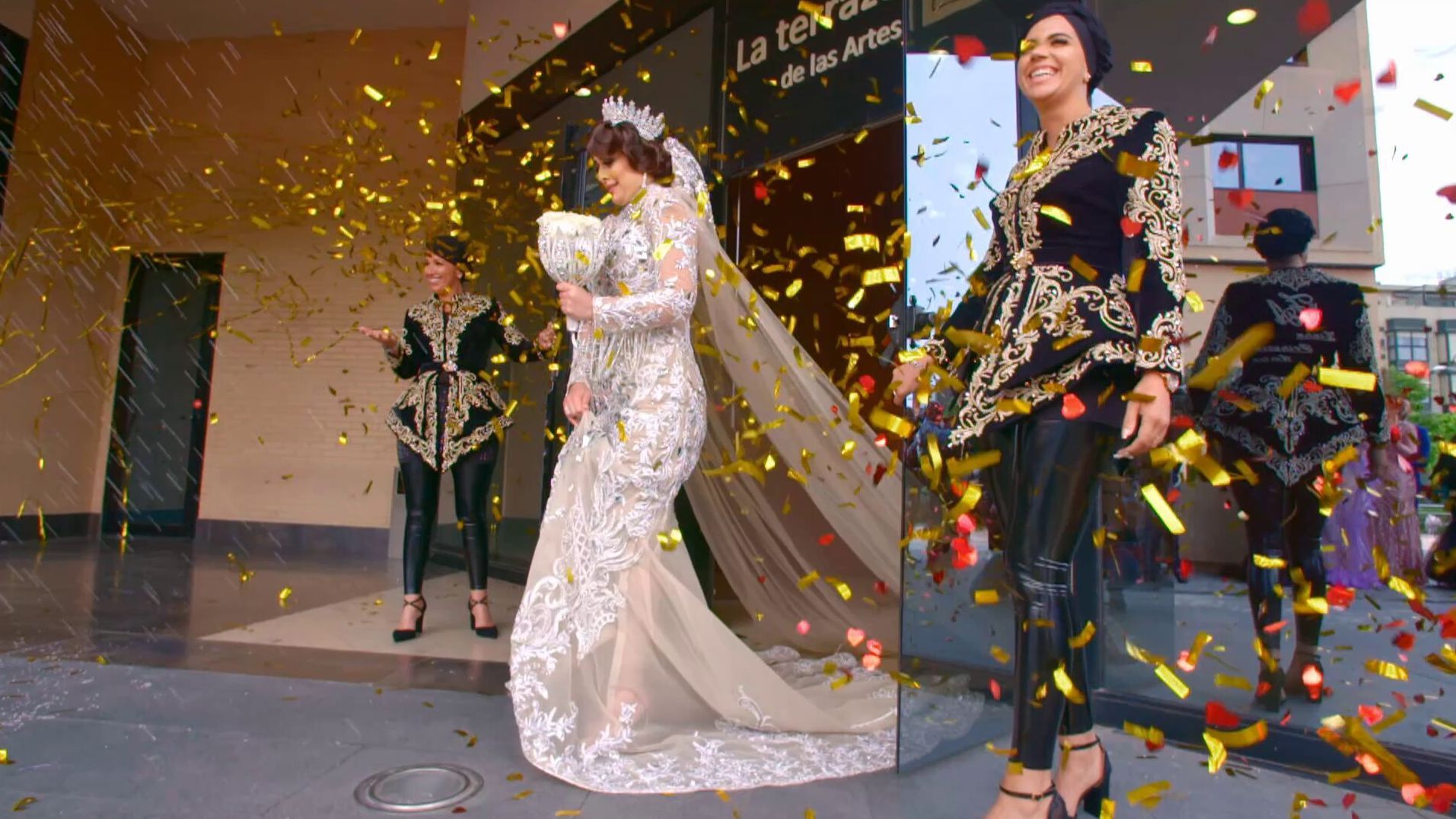 La salida de la Rebe vestida de novia entre confeti dorado
