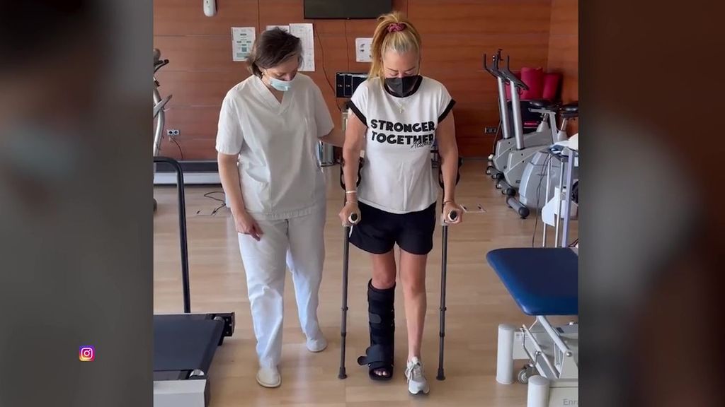Los avances de Belén Esteban en su rehabilitación: vuelve a caminar con ayuda de muletas