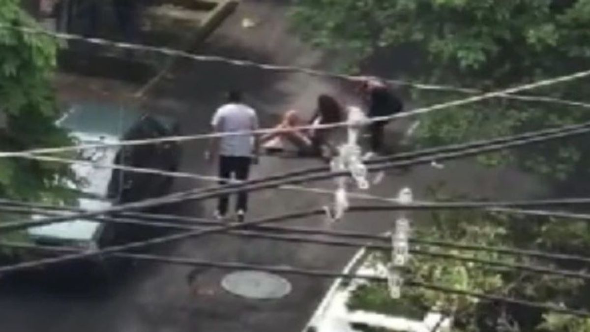 Tres hombres golpean a una mujer trans en una calle de Medellín, Colombia