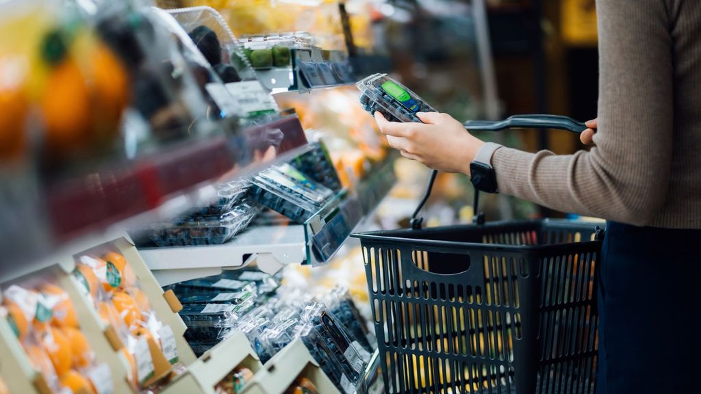 Una mujer compra en un supermercado