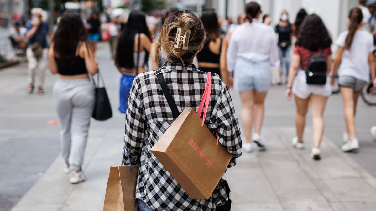 Una mujer pasea con bolsas por la Gran Vía, a 21 de junio de 2022, en Madrid Una mujer pasea con bolsas por la Gran Vía, a 21 de junio de 2022, en Madrid