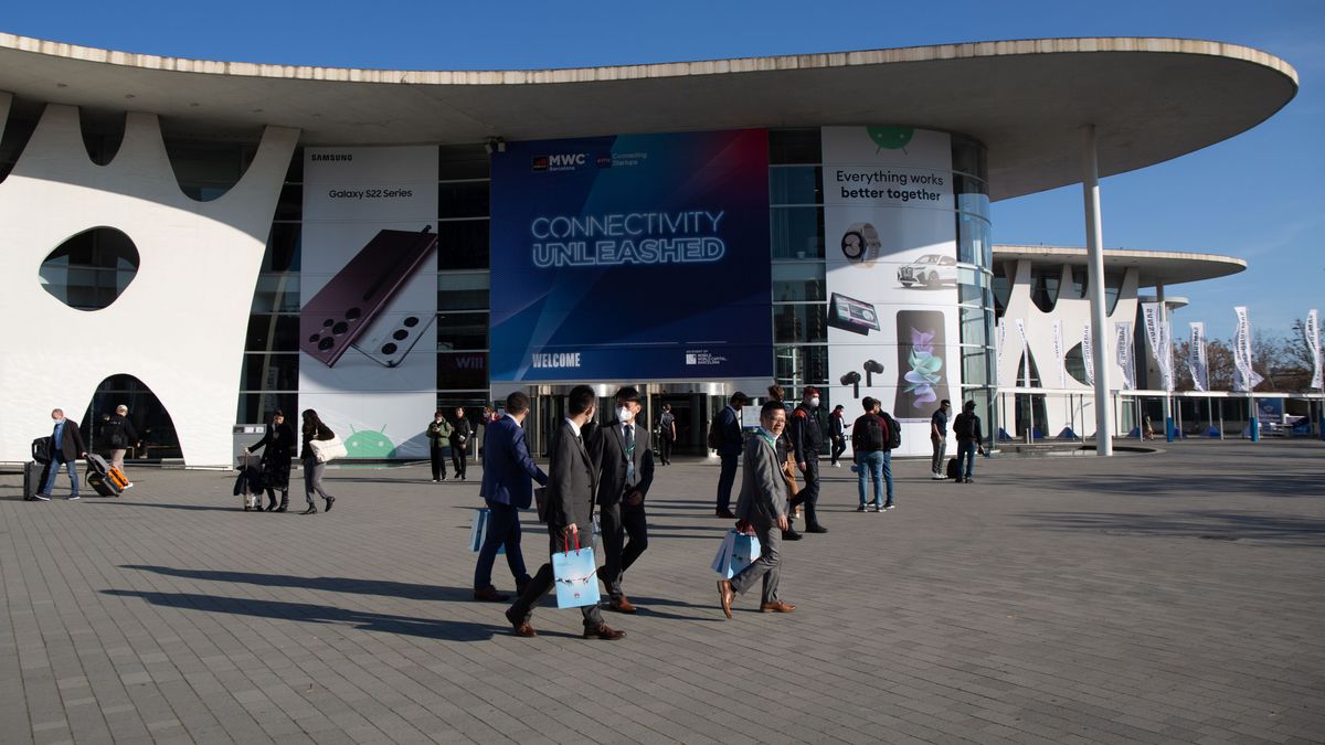 Visitantes abandonan la Fira en la clausura del Mobile World Congress 2022 Visitantes abandonan la Fira en la clausura del Mobile World Congress 2022