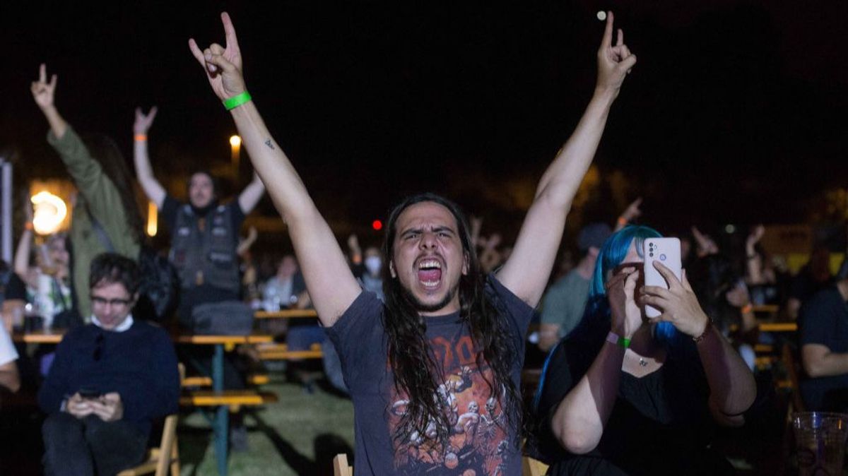 Viveiro, Lugo. Resurrection Fest Limited Edition 2021. Vuelve uno de los grandes festivales de Heavy Metal en toda Europa. Tras la edición virtual de 2020, este año las limitaciones han marcado los conciertos. Público sentado y con mascarilla marcan la tónica este año. En la imagen, público sentado durante el concierto de los alemanes Kreator en la tarde del jueves 26 de agosto Viveiro, Lugo. Resurrection Fest Limited Edition 2021. Vuelve uno de los grandes festivales de Heavy Metal en toda Europa. Tras la edición virtual de 2020, este año las limitaciones han marcado los conciertos. Público sentado y con mascarilla marcan la tónica este año. En la imagen, público sentado durante el concierto de los alemanes Kreator en la tarde del jueves 26 de agosto
