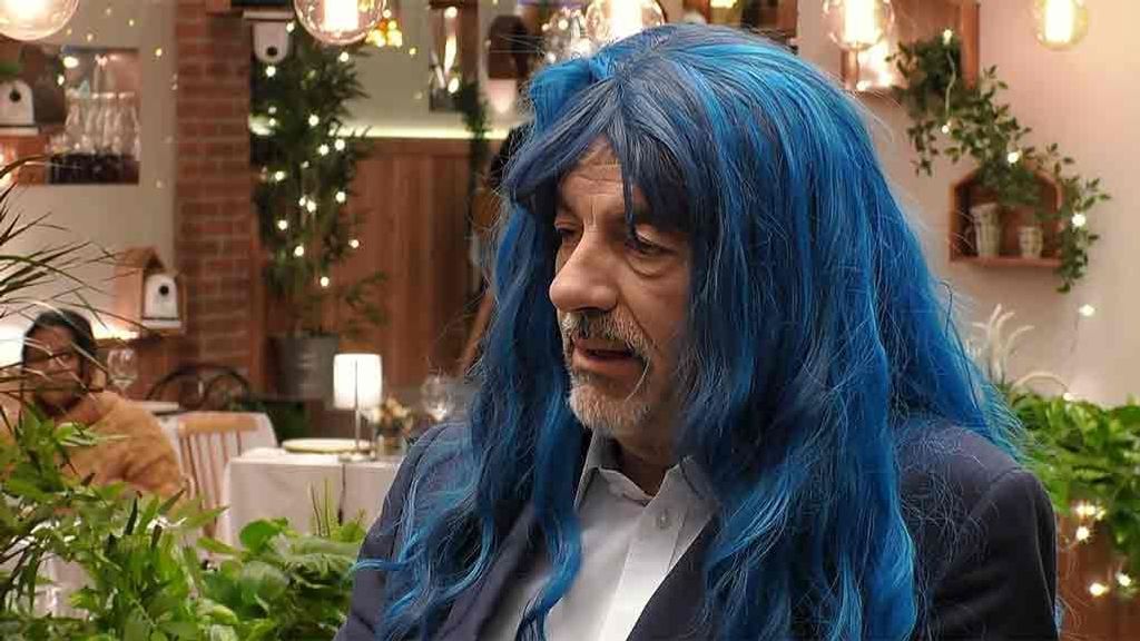 Carlos Sobera con peluca en 'First Dates'